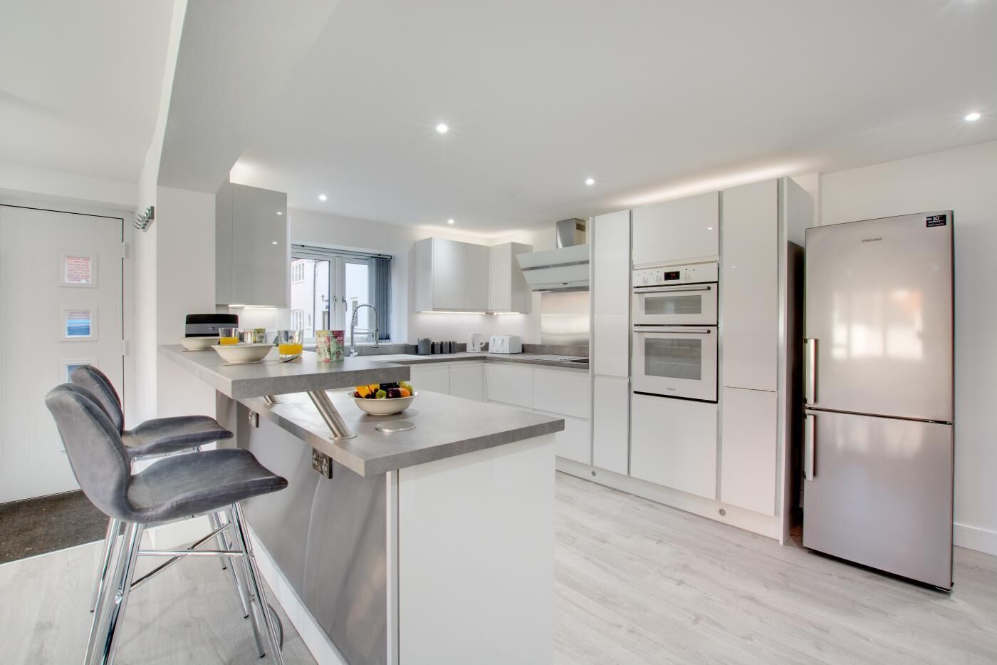 Micro-ondas, fogão, talheres/pratos/utensílios de cozinha