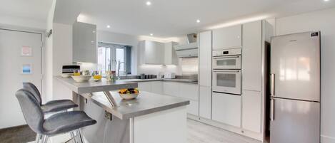 Micro-ondas, fogão, talheres/pratos/utensílios de cozinha