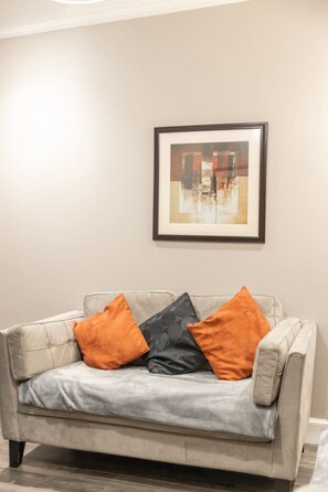 TV - 2bedroom apartment within walking distance to city (Newington)