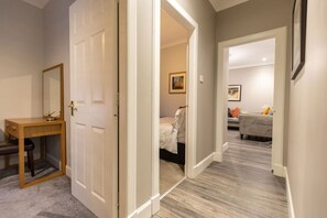 Iron/ironing board, WiFi - 2bedroom apartment within walking distance to city (Newington)