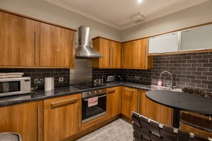 Private kitchen - 2bedroom apartment within walking distance to city (Newington)