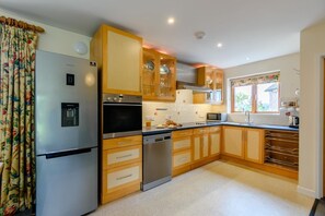 Microwave, oven, dishwasher, high chair - 4 Bed in Bramfield (oc-sfbri) (Bramfield)