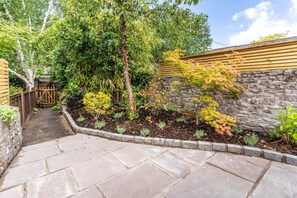 المنطقة المحيطة بالمنشأة