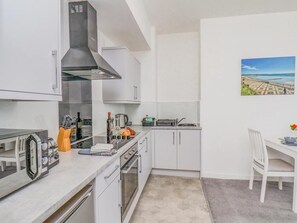 Microwave, dishwasher, cookware/dishes/utensils - 1 Bed in Bridlington (oc-o32013) (Bridlington)