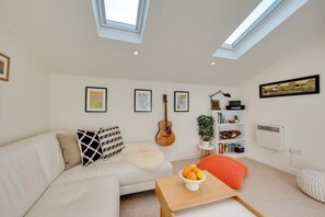 TV, fireplace - 1 Bed in Trimley St. Martin, nr Felixstowe (oc-obat) (Trimley Saint Martin)