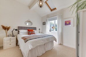 Iron/ironing board, free WiFi, bed sheets - 1 Bed in Trimley St. Martin, nr Felixstowe (oc-obat) (Trimley Saint Martin)