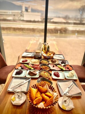 Petit déjeuner préparé à la commande compris tous les jours