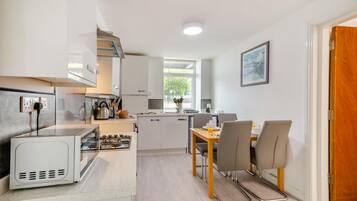 Microwave, oven, dishwasher, cookware/dishes/utensils