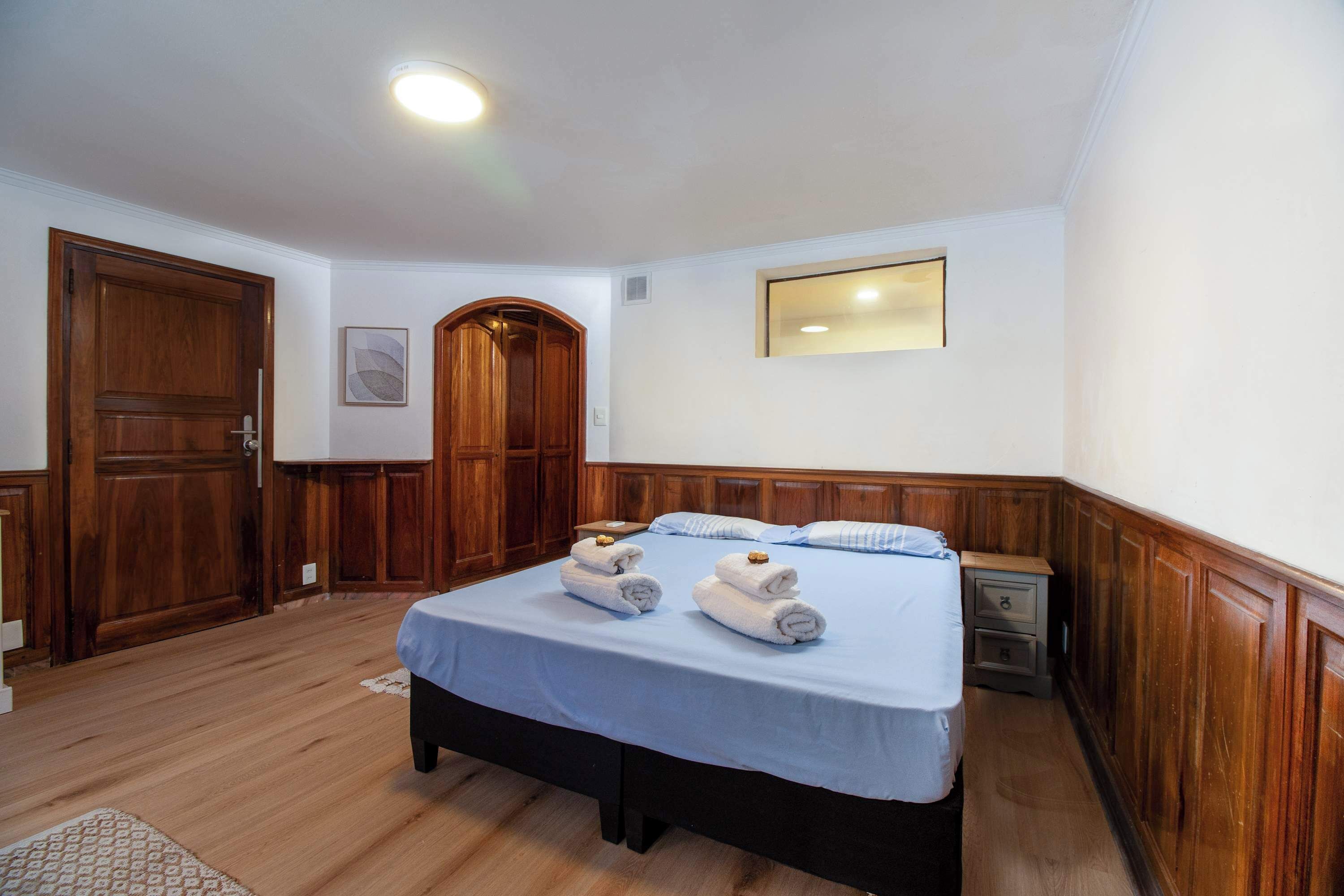 Desk, travel crib, WiFi, bed sheets