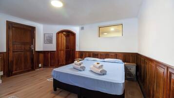 Desk, travel crib, WiFi, bed sheets