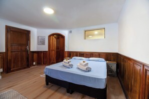 Escritorio, cuna de viaje, wifi y ropa de cama 