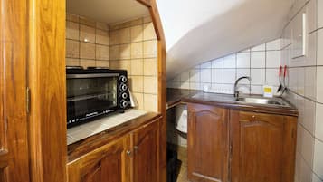 Frigorifero, microonde, forno, piano cottura