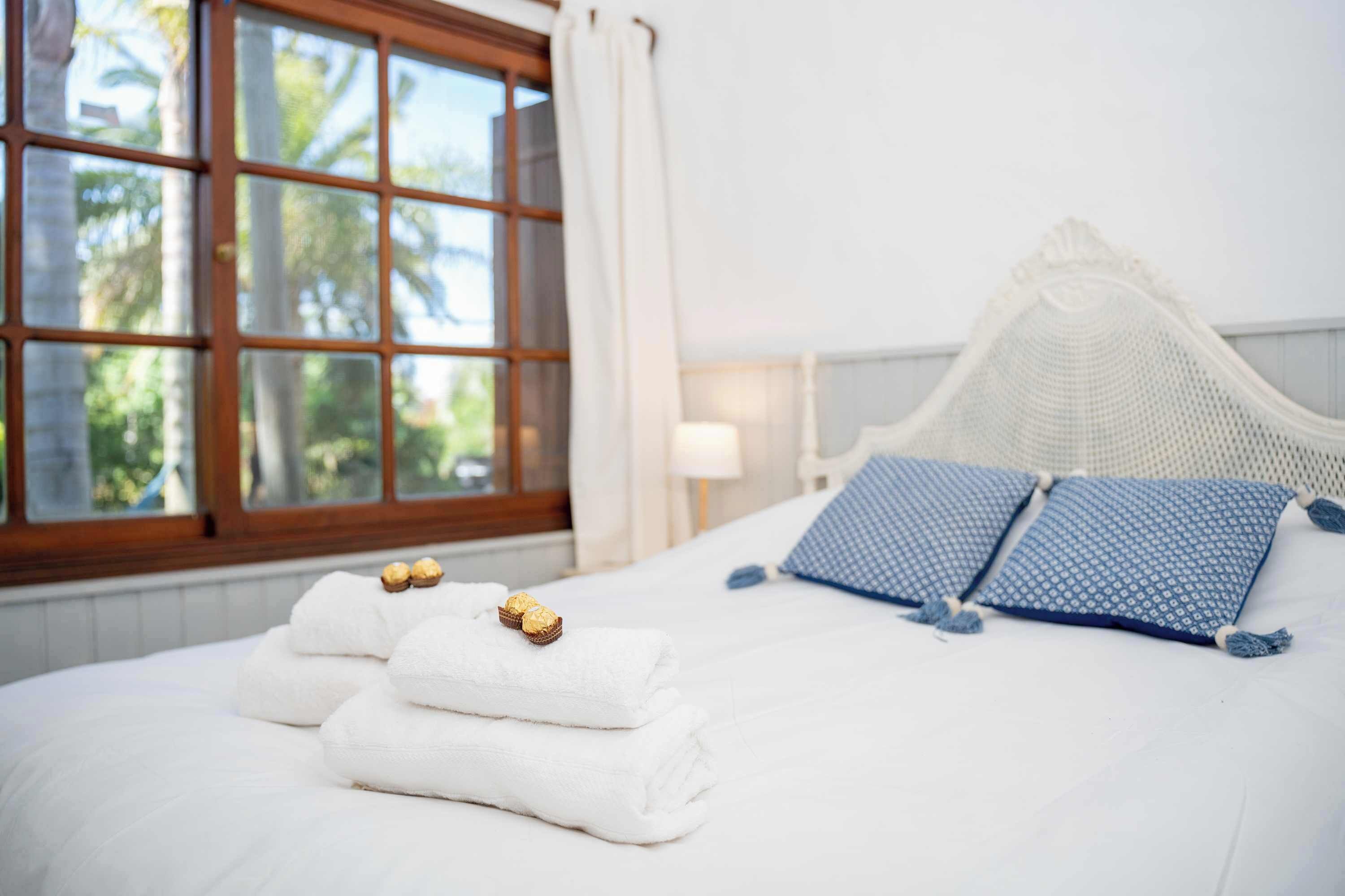 Een bureau, een strijkplank/strijkijzer, reisbedje, wifi