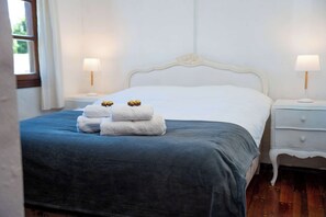 6 bedrooms, desk, iron/ironing board, travel cot