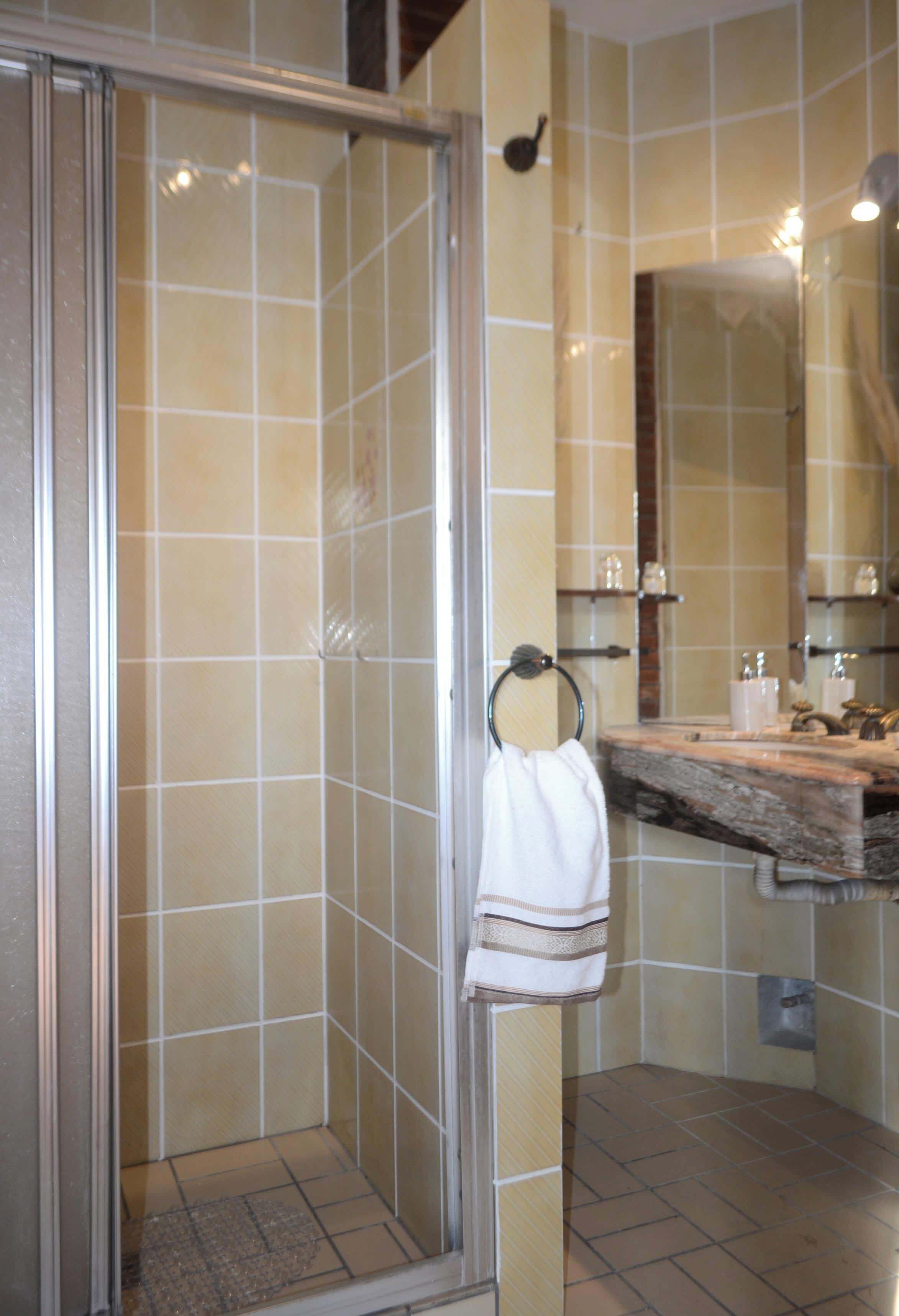 Doccia, asciugacapelli, asciugamani, shampoo