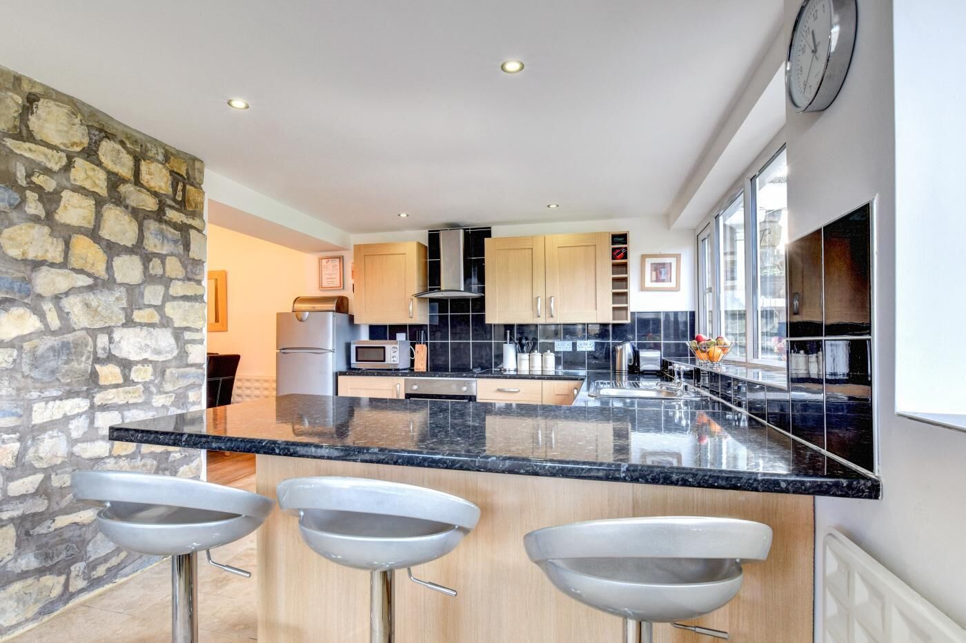 Micro-ondes, four, lave-vaisselle, chaise haute