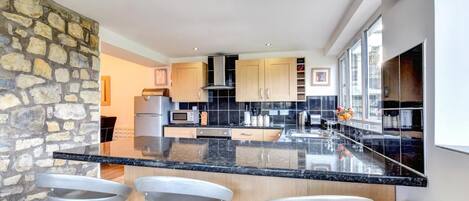 Micro-ondes, four, lave-vaisselle, chaise haute