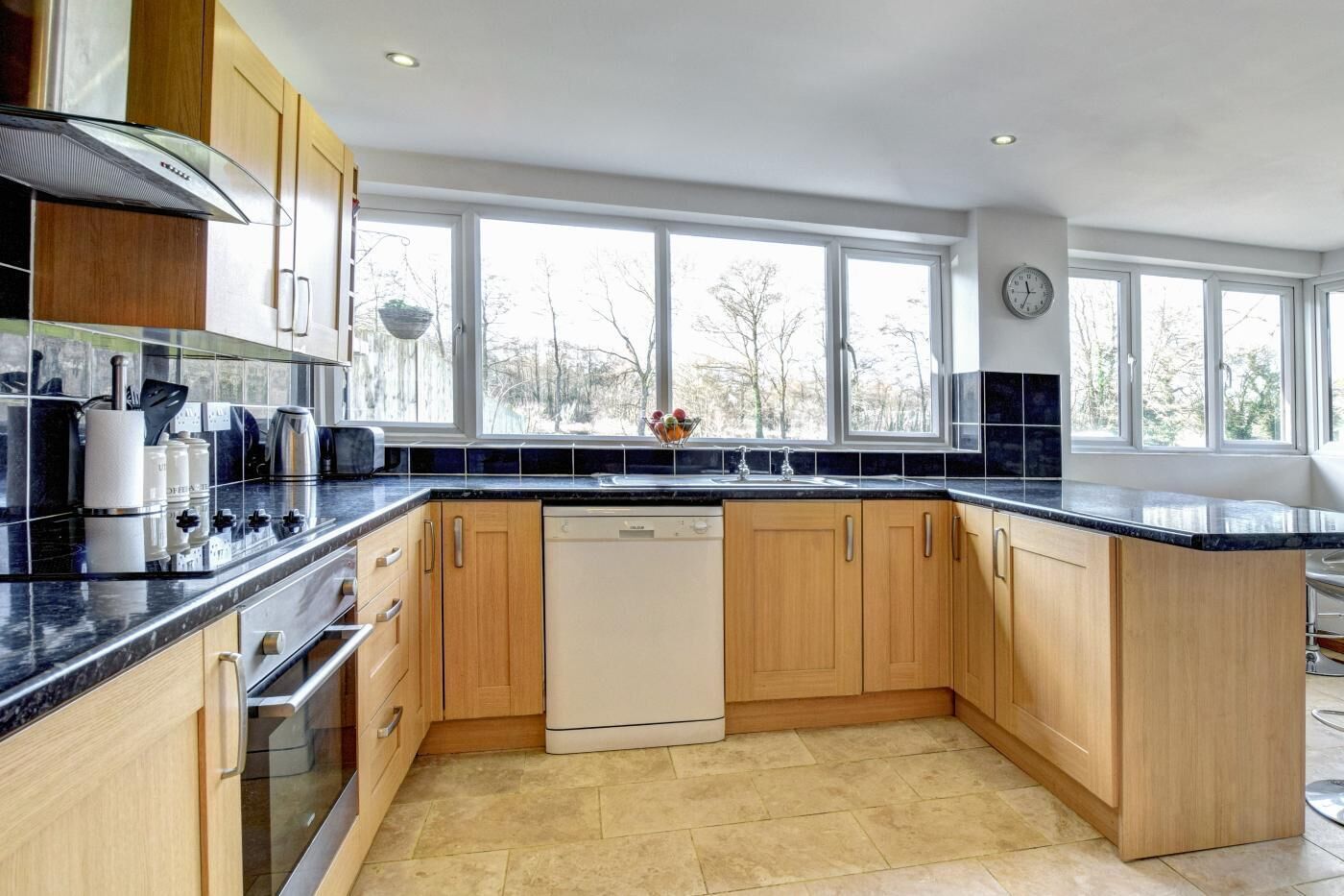 Mikrowelle, Ofen, Geschirrspüler, Hochstuhl