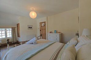 Tabla de planchar con plancha, wifi gratis y ropa de cama 