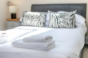 3 bedrooms, travel cot, free WiFi, bed sheets - 3 Bed in Newquay (oc-o32259) (Newquay)