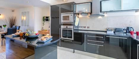 Microondas, horno, lavavajillas y periquera