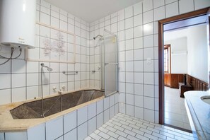 Ducha, secador de pelo, toallas y champú