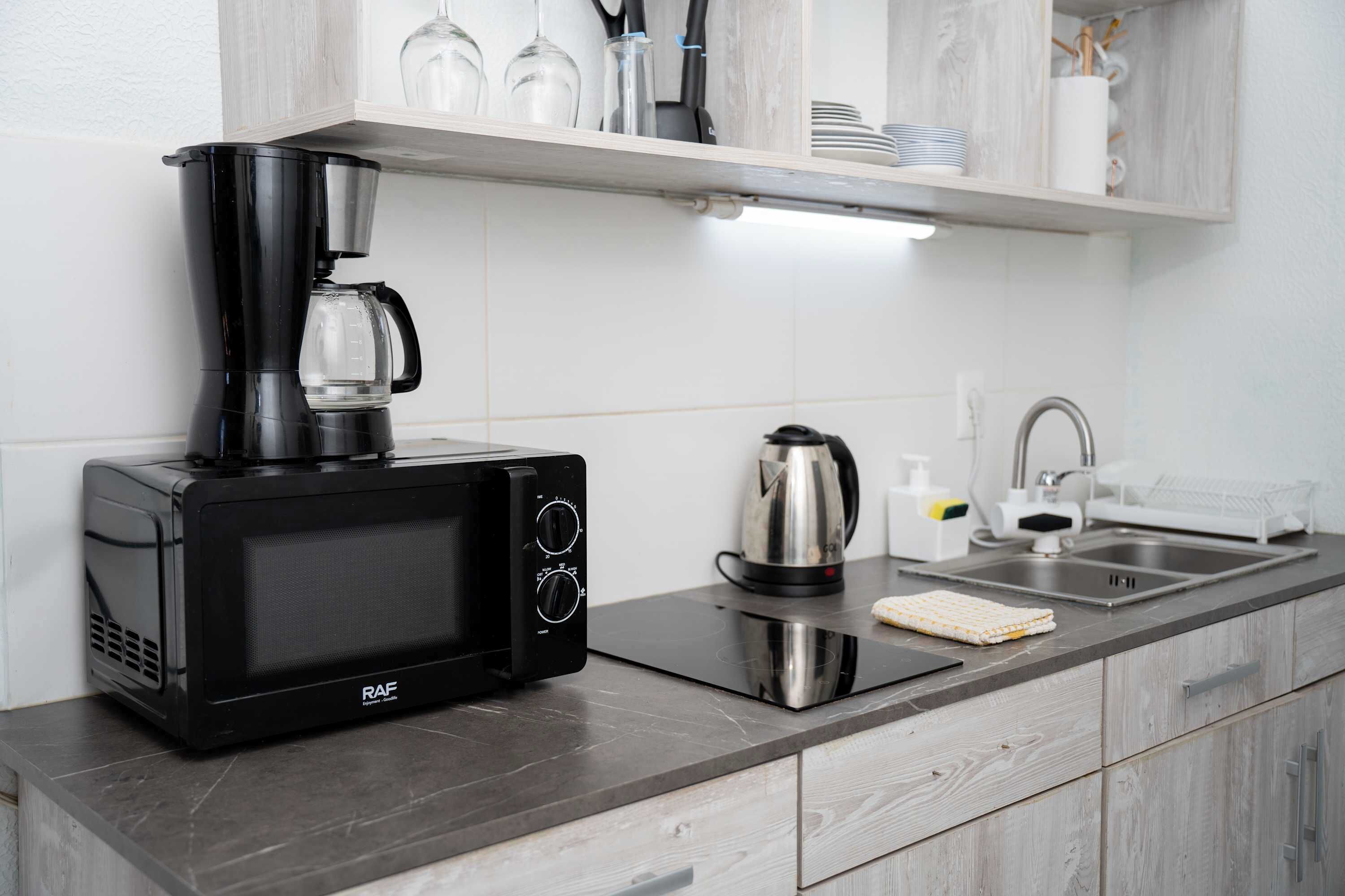 Frigorifero, microonde, forno, piano cottura