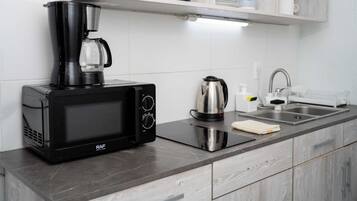 Frigorifero, microonde, forno, piano cottura