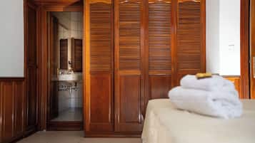 1 bedroom, desk, travel cot, WiFi