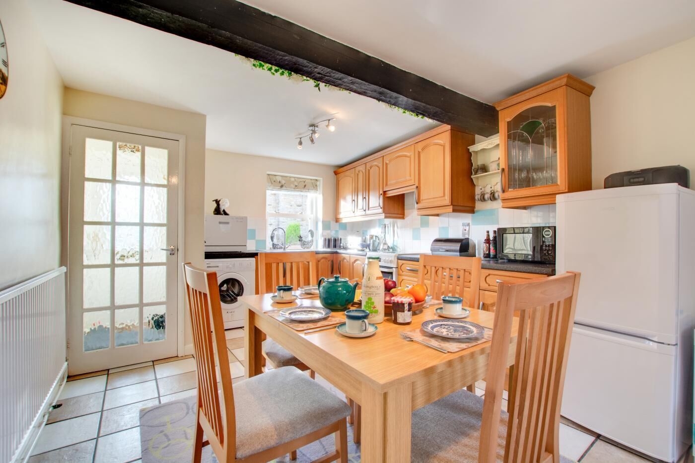 Fogão, lava-louças, cadeirão de bebê