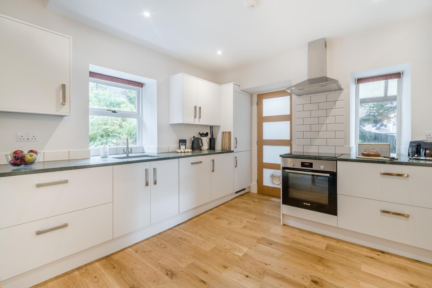 Oven, dishwasher, cookware/dishes/utensils