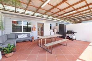 Outdoor dining - Unit tucked away in a quiet street (Amity)