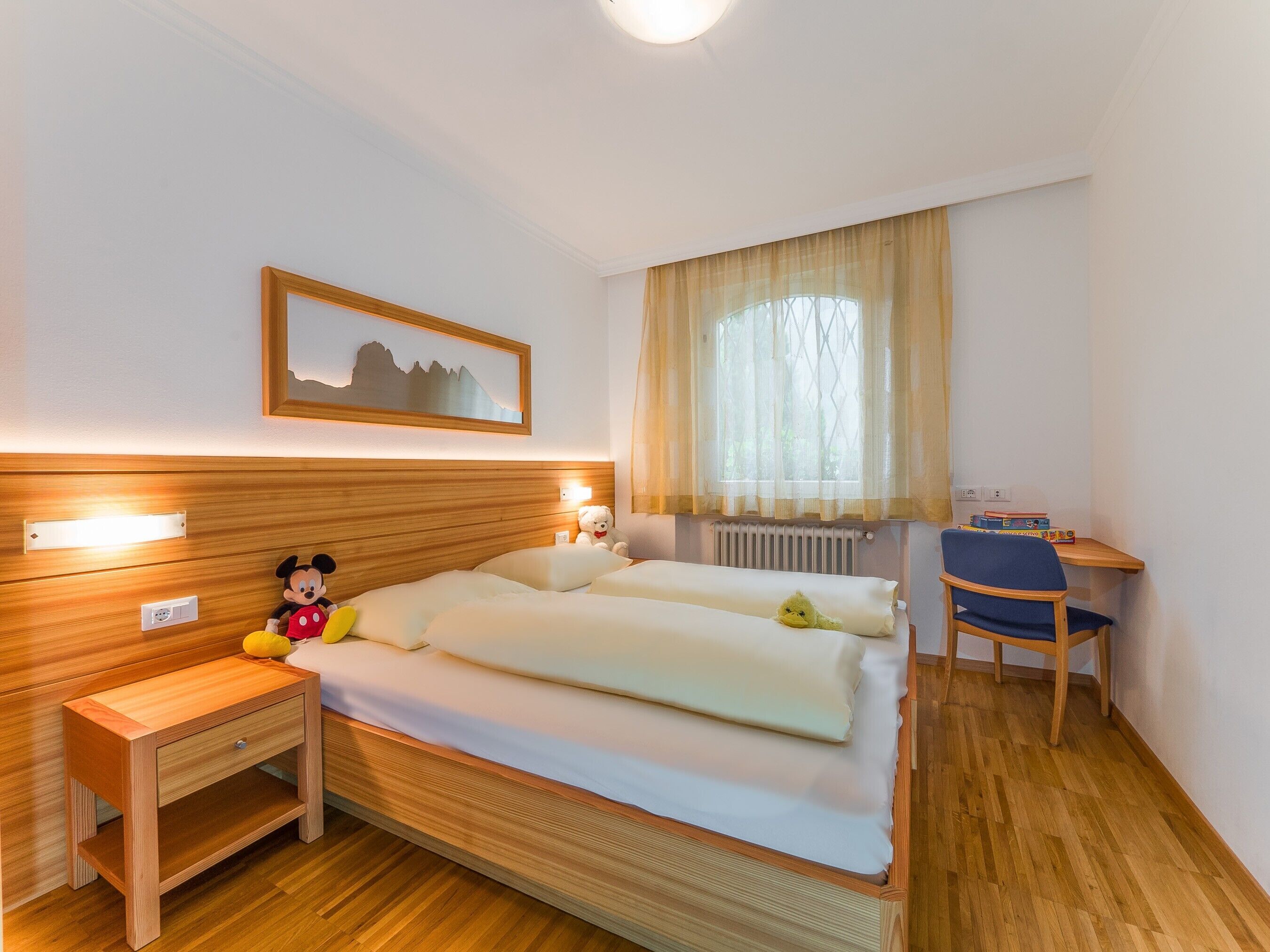 WiFi, bed sheets, wheelchair access