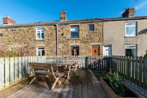 Outdoor dining - 3 Bed in Port Mulgrave (oc-wa239) (Port Mulgrave)