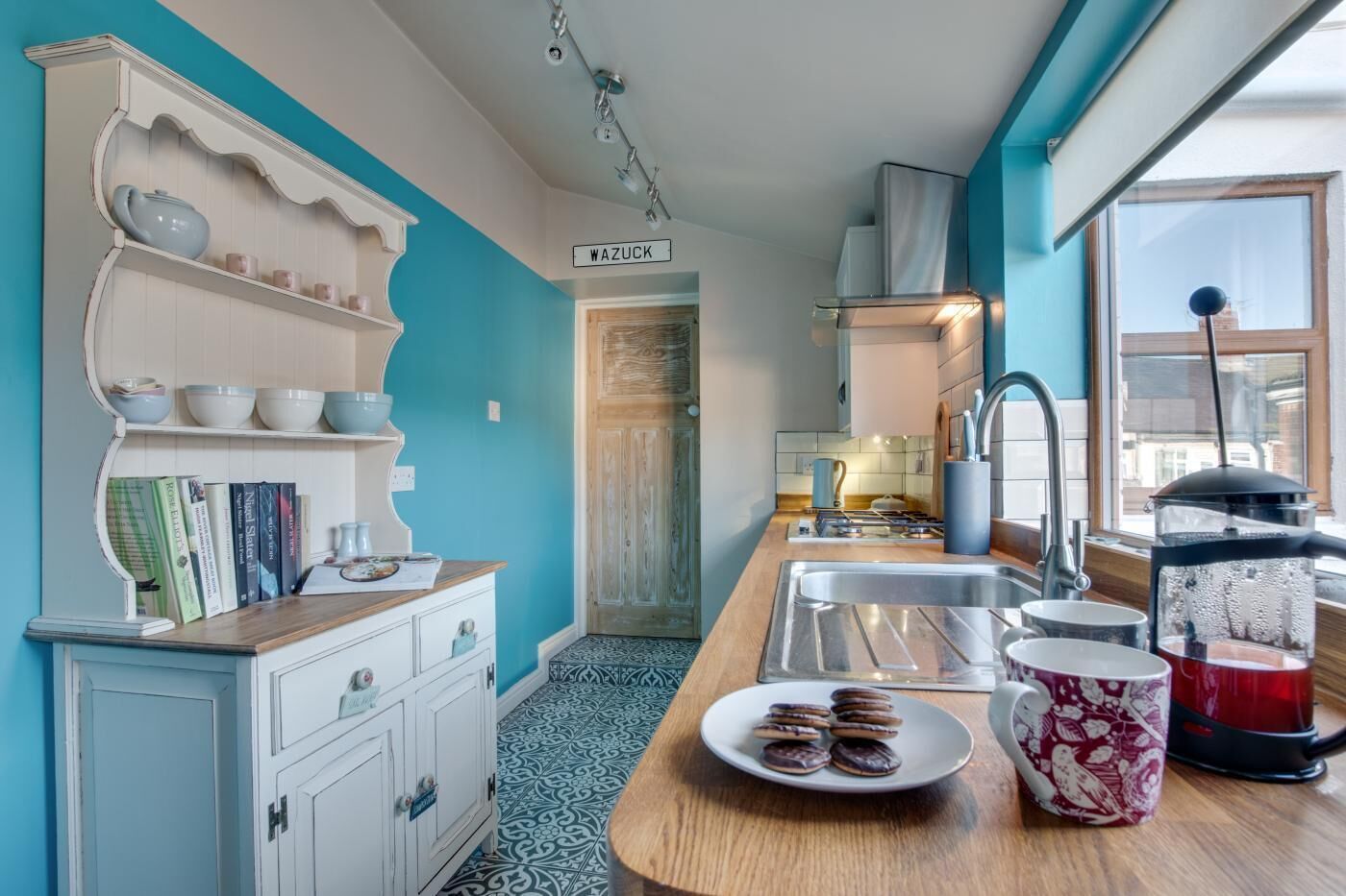 Micro-ondes, four, lave-vaisselle, chaise haute