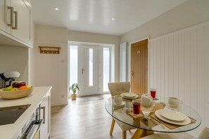 Microwave, oven, dishwasher, cookware/dishes/utensils - 1 Bed in Dalston (oc-s32206) (Dalston)