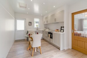 Microwave, oven, dishwasher, cookware/dishes/utensils - 1 Bed in Dalston (oc-s32206) (Dalston)