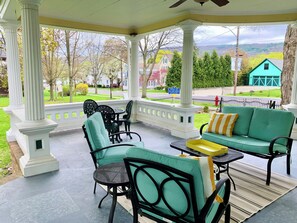 Outdoor dining - Champlin House at Keuka Lake (Hammondsport)