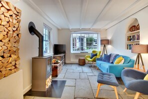 TV, fireplace - 2 Bed in Padstow (oc-p00821) (Padstow)