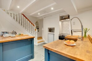 Microwave, oven, dishwasher, cookware/dishes/utensils - 2 Bed in Padstow (oc-p00821) (Padstow)