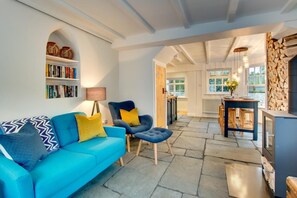 TV, fireplace - 2 Bed in Padstow (oc-p00821) (Padstow)