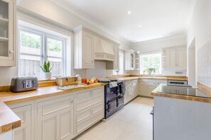 Microwave, oven, dishwasher, high chair - 4 Bed in Holt (oc-a32207) (Holt)