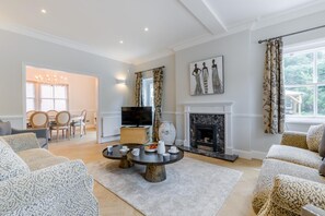 TV - 4 Bed in Holt (oc-a32207) (Holt)
