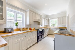 Microwave, oven, dishwasher, highchair - 4 Bed in Holt (oc-a32207) (Holt)