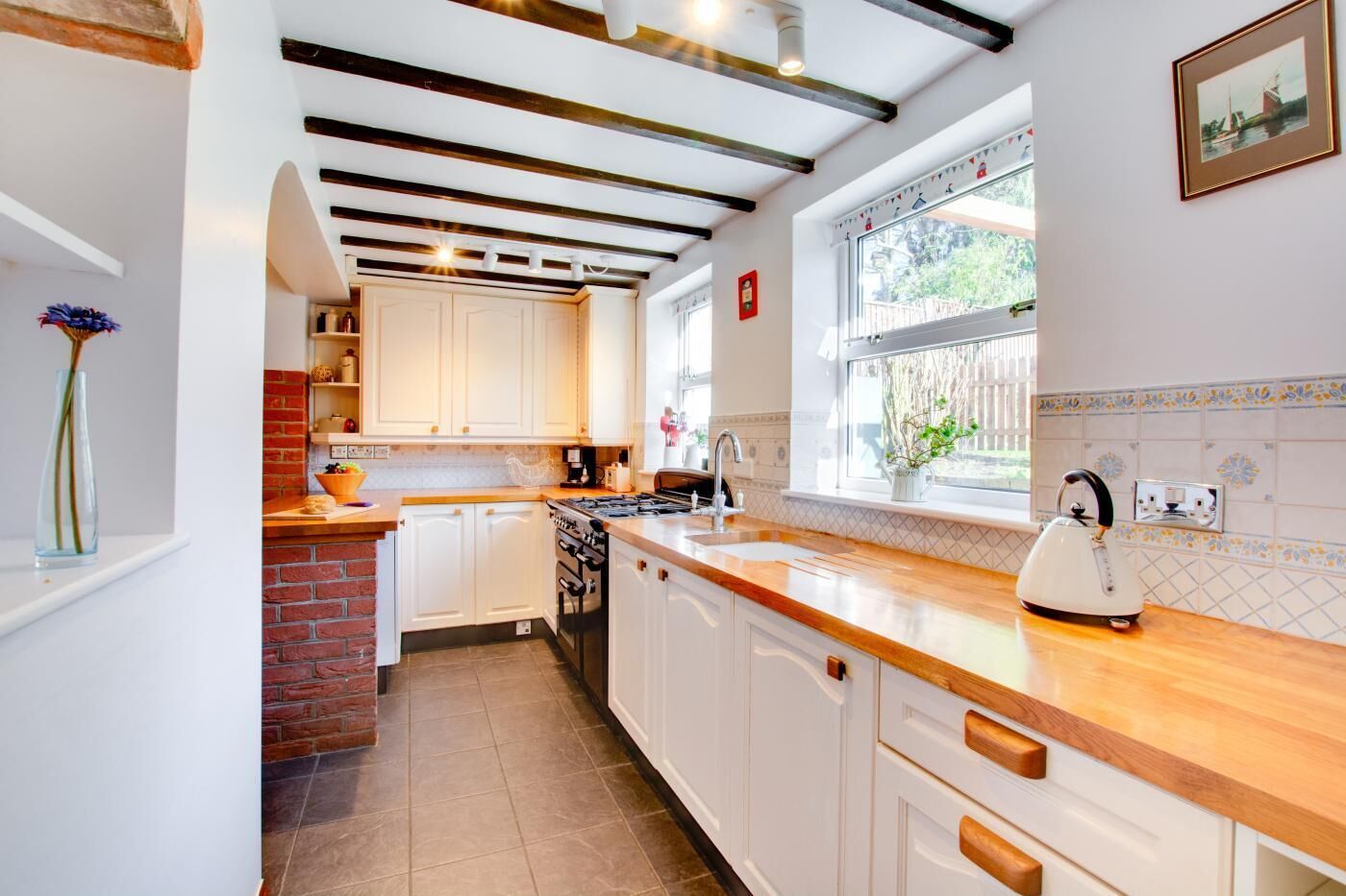 Microonde, forno, lavastoviglie, seggiolone