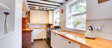 Microonde, forno, lavastoviglie, seggiolone