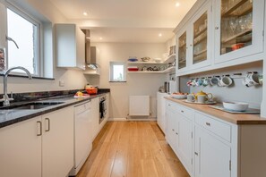 Uuni, astianpesukone, keittoastiat/astiat/ruokailuvälineet