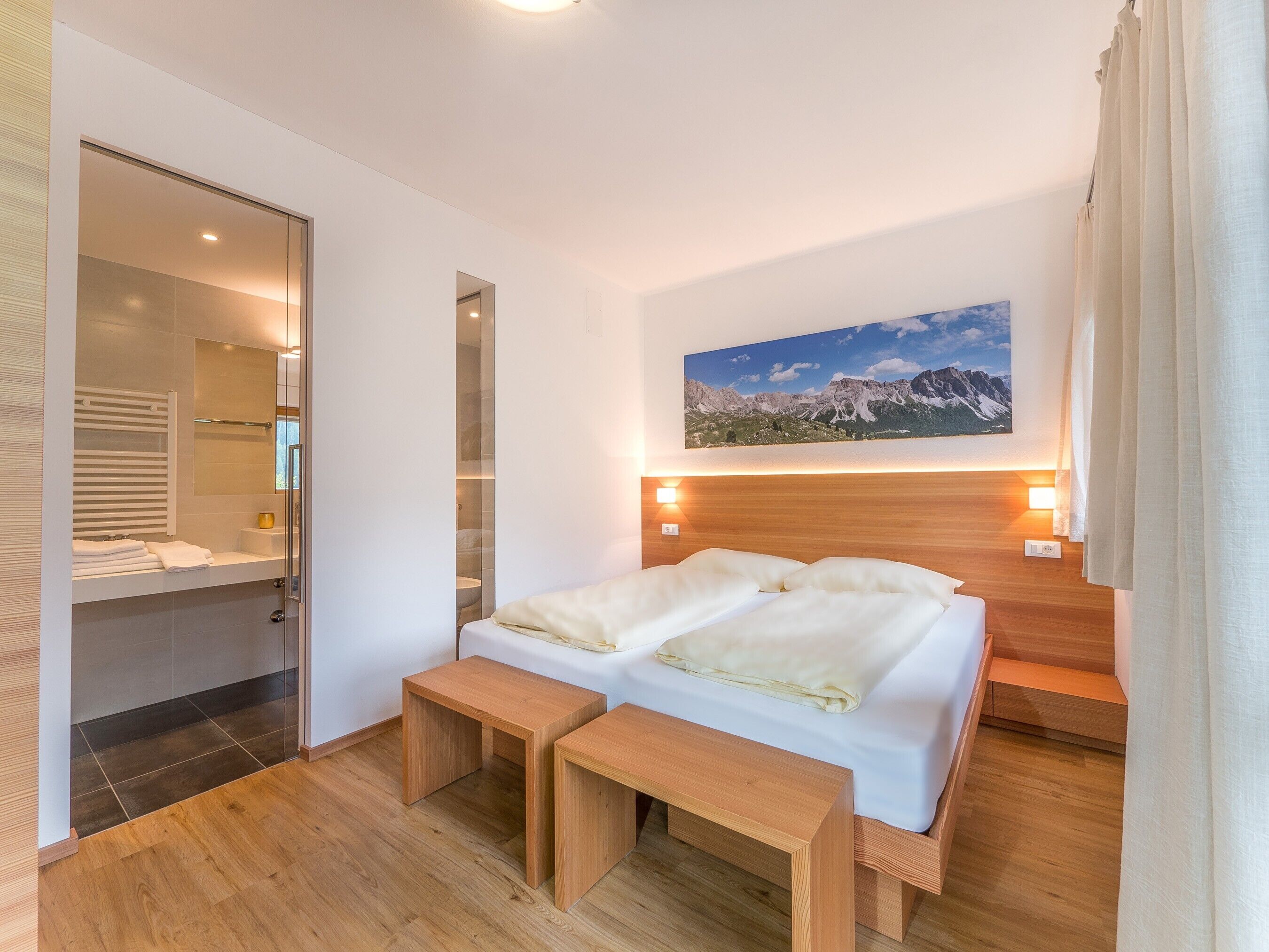 Desk, WiFi, bed sheets, wheelchair access