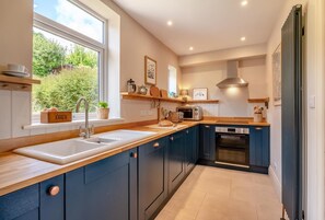 Oven, dishwasher, high chair, cookware/dishes/utensils - 4 Bed in Ruswarp (oc-d32269) (Ruswarp)