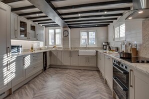 Oven, dishwasher, high chair, cookware/dishes/utensils - 3 Bed in Sandsend (oc-wa241) (Sandsend)